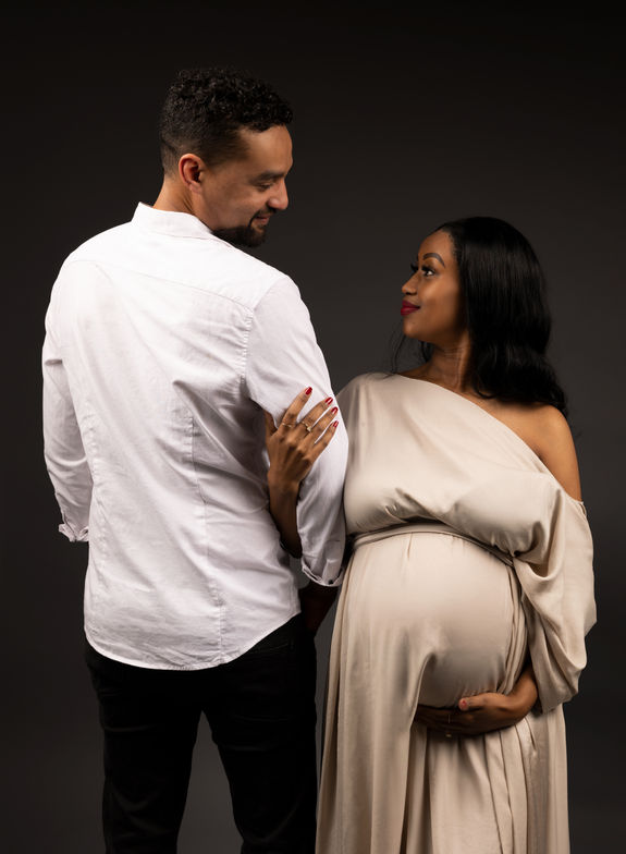 fotograaf-studiofotograaf-fotoshoot-zwangerschap-zwangerschapsshoot-gezinsfotoshoot-gezinsfotografie-gezin-fotografie-veldhoven-eindhoven-waalre-eersel-valkenswaard-beautyshoot-beautyfotoshoot-portret-portretfotografie-brabant-fashionshoot-fashionfotografie