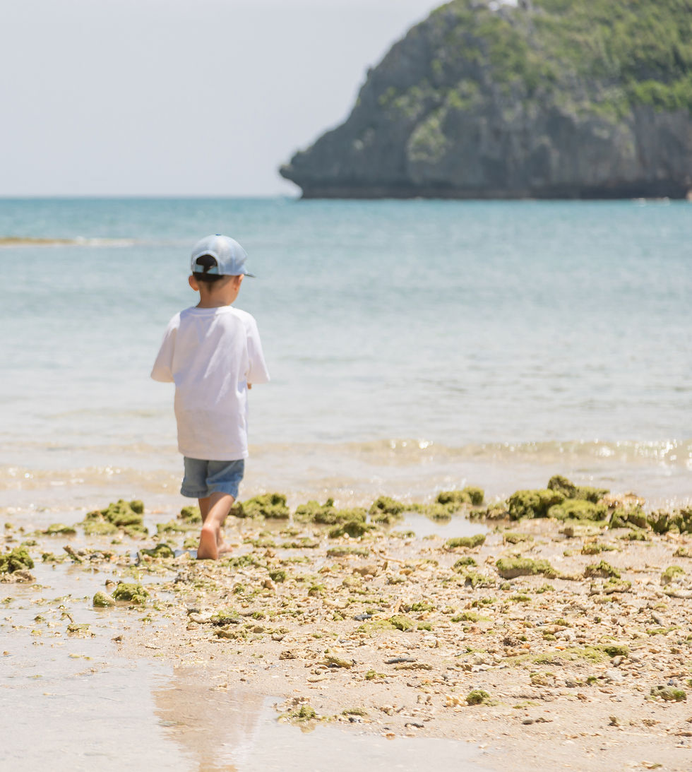 Junge am Strand
