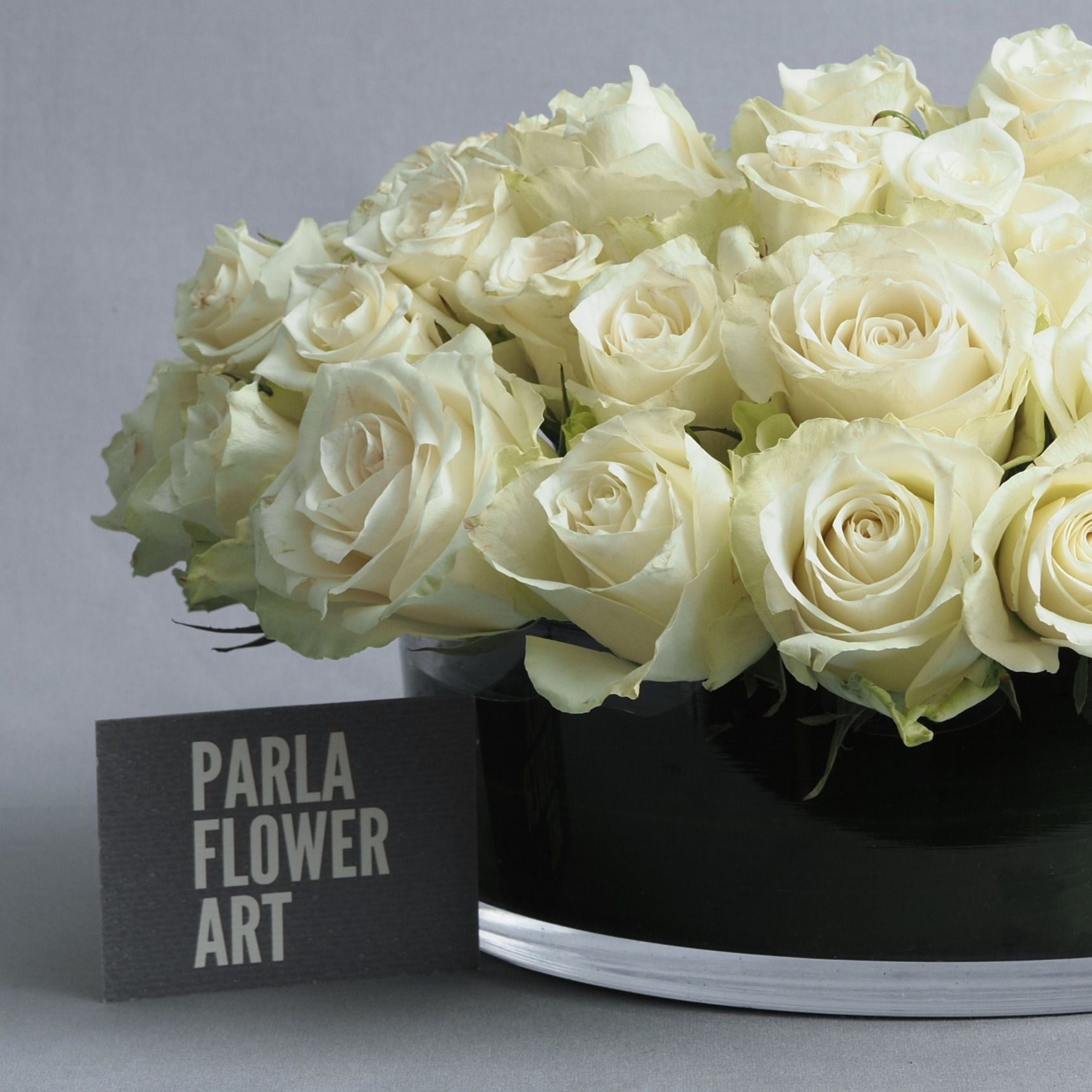 Cam Vazoda İnci Beyaz Güller