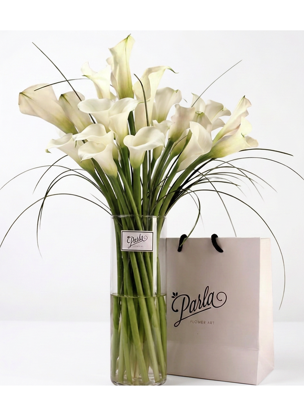 Küçük resim: White Calla Elegance | Cam Vazoda Beyaz Gala Aranjmanı