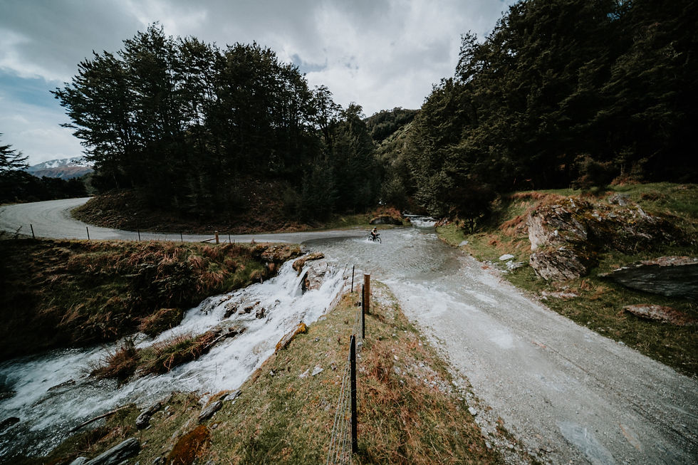 River crossings: ik had het nog nooit gedaan, dus weer een nieuwe skill geleerd. (Ik ben niet de persoon op de foto). Foto credits: Andrew Hardy