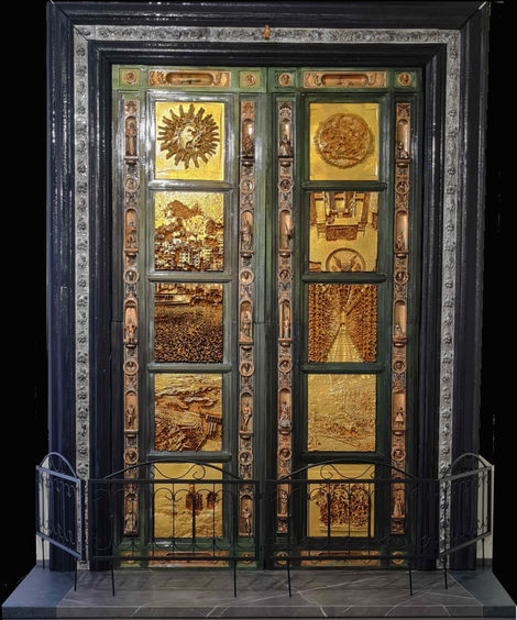 Stefania Pinsone, 2023. Scultura stampata in 3D, realizzata tramite reverse engineering. Resina, foglia d'oro e d'argento, pigmenti acrilici. Telaio e base div. materiali, 155(B)x203(H)x14(T)cm