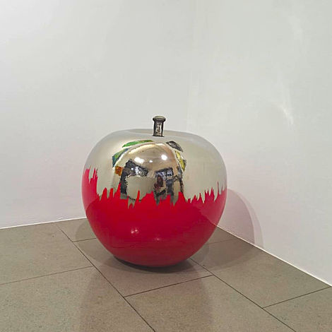 Milena Bini, Mela ELE T in argilla, smalto ceramico rosso e argento terzo fuoco, picciolo in ferro, cm. 50 x 50 x 50