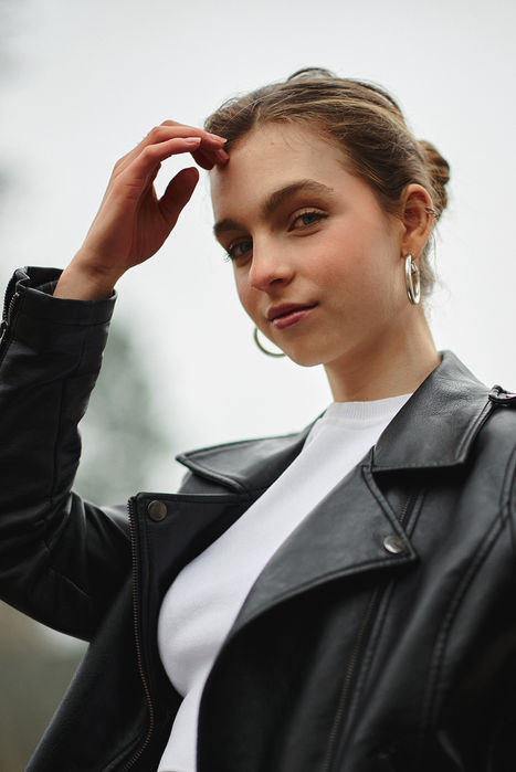 modelo posando en el parque de Tervuren