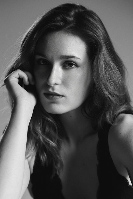 primer plano de la modelo foto en blanco y negro