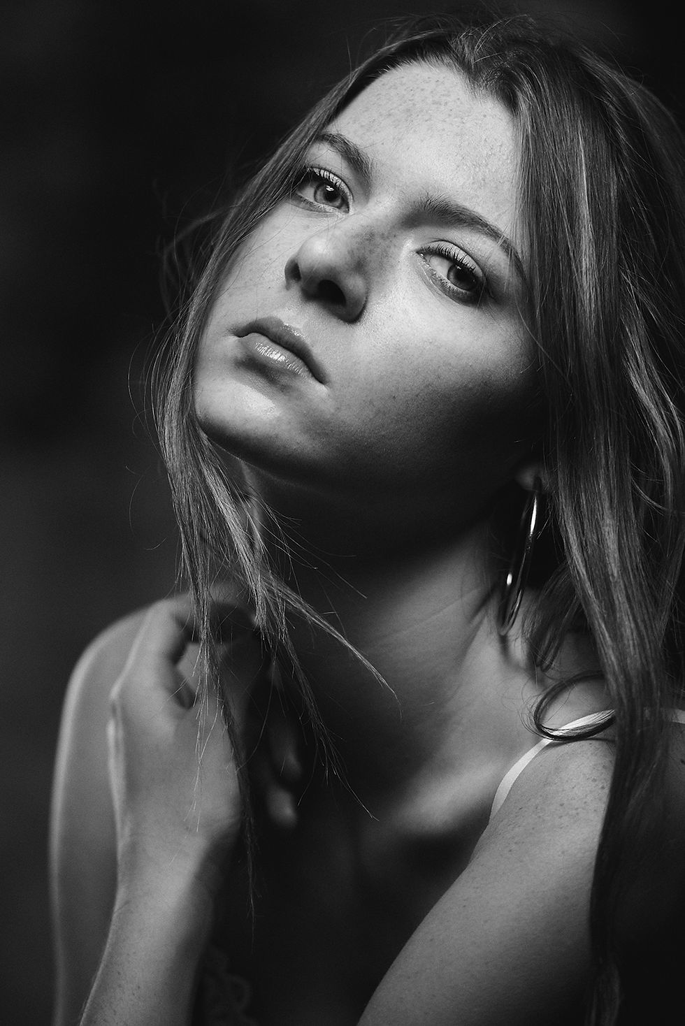 Retrato personal en blanco y negro en Madrid, una imagen honesta que habla de quién eres hoy.