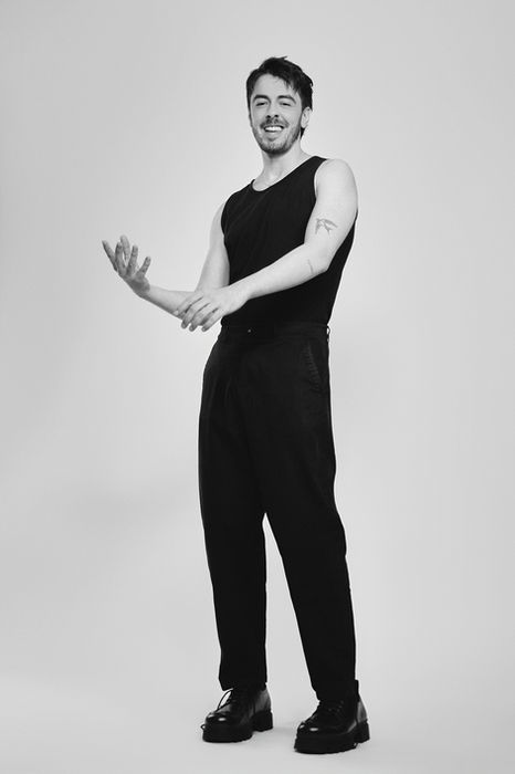 retrato Víctor Palmero de cuerpo entero en movimiento