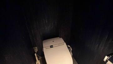 黒を基調とした無機質なトイレスペース