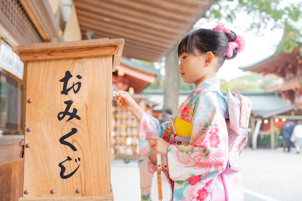 さいたま市大宮氷川神社で七五三撮影　おみくじのワンシーンの写真