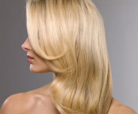 Modello biondo dei capelli