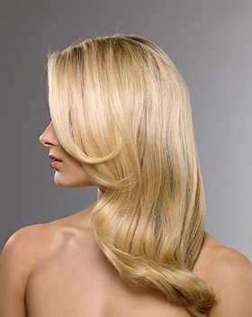 Modelo louro do cabelo