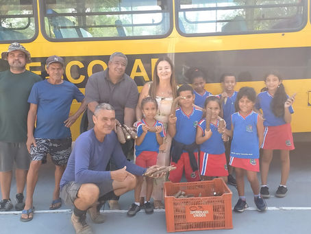 Escola Jacintho Luiz Caetano recebe mandiocas da Associação da Agricultura Familiar de Maricá
