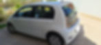 Fehér Volkswagen Up parkol az udvaron.