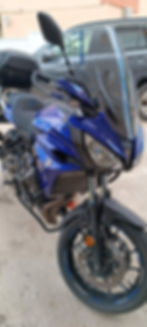 Kék túramotor az utcán, motorbérlés szolgáltatáshoz.