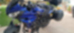 Kék Yamaha túramotor motorbérlés szolgáltatáshoz felszerelve.