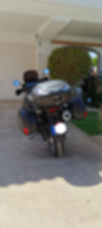 Felszerelt túramotor motorbérlés szolgáltatáshoz kofferrel.