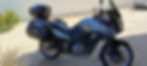 Suzuki V-Strom túramotor oldalsó és hátsó dobozokkal motorbérléshez.