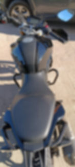 Fekete túramotor felülnézetből motorbérlés szolgáltatáshoz.