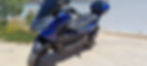 Kék robogó dobozzal, motorbérlés céljára.