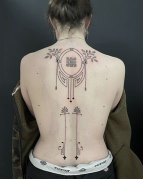 #backpiece #lineworktattoo #ornamentaltattoo #backpiecetattoo #dotwork #dotworktattoo