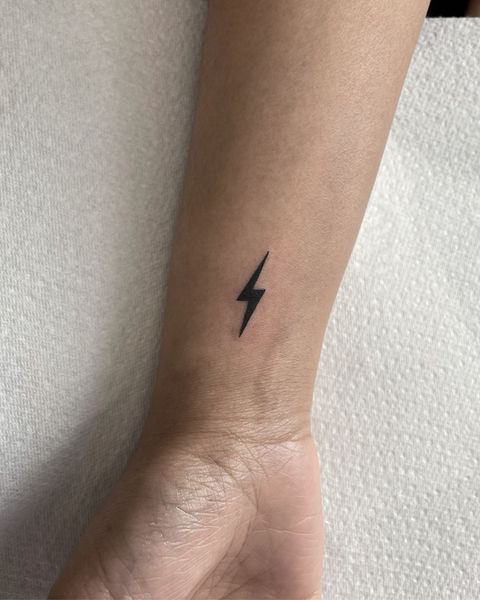 #lightningbolt #lightningbolttattoo #minimalisttattoo #blacktattoo #minimaltattoo