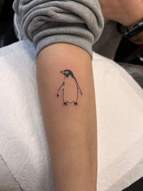 Penguin tattoo 
#penguintattoo #linework #blackwork #animaltattoo #cutetattoo #linetattoo