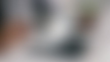 Ein Analyst untersucht Dokumente präzise unter einer Lupe – symbolisiert die detailgenaue Prozessanalyse und Qualitätssicherung in der komplexen Welt der Finanzderivate.