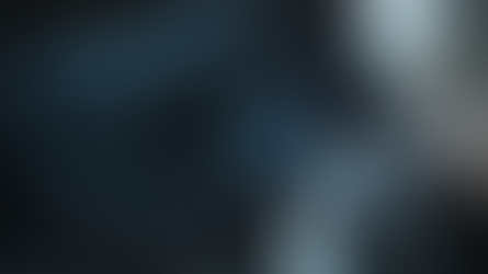 Melancholische Collage zur KI-Beziehungskrise: Rechts ein trauriges Gesicht eines weiblichen Roboters, die Hand verzweifelt zum Gesicht geführt. Links ein zersplitterndes dunkles Herz, überlagert von fallenden Regentropfen auf blau-grauem Grund.