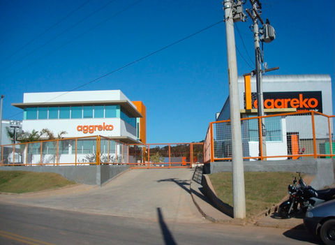 Fachada da unidade da Aggreko com prédios modernos e letreiro