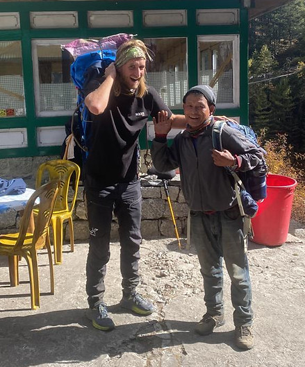 Hiker met zijn porter