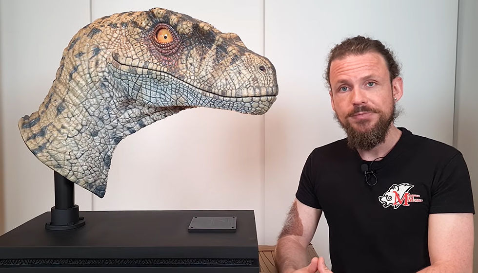 Axel Morgulle Museum à côté d'une réplique de Velociraptor de la saga Jurassic Park