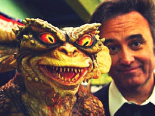 Le réalisateur Joe Dante avec un de ses fameux gremlins
