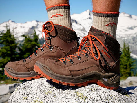 How to choose the right shoes or boots for hiking?