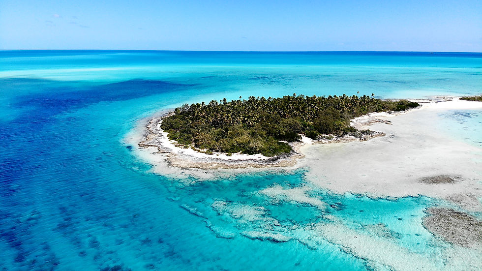 An atoll in the Ouvéa lagoon of New Caledonia. © Pacificbluefilm via Wikimedia Commons