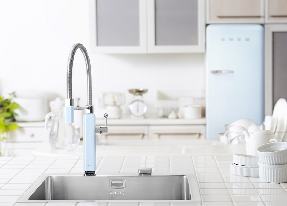 Mitigeur Smeg vintage bleu par KITCHENEO le cuisiniste à Antibes