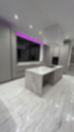 Realisation d’une cuisine Italienne Premium avec plan de travail en Quartzite TAJ MAHAL en 2cm_KITCHENEO ANTIBES