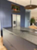 Realisation KITCHENEO Fenix blue Fes avec refrigerateur US