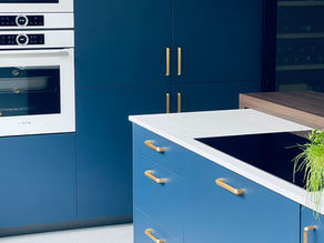 Installation d’une cuisine bleue Design à Villefranche-sur-Mer : le prestige Côte d’Azur à prix zen