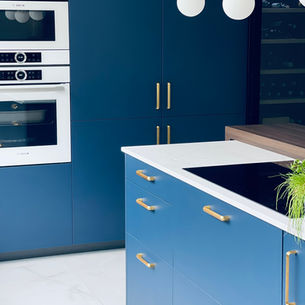 Installation d’une cuisine bleue Design à Villefranche-sur-Mer : le prestige Côte d’Azur à prix zen