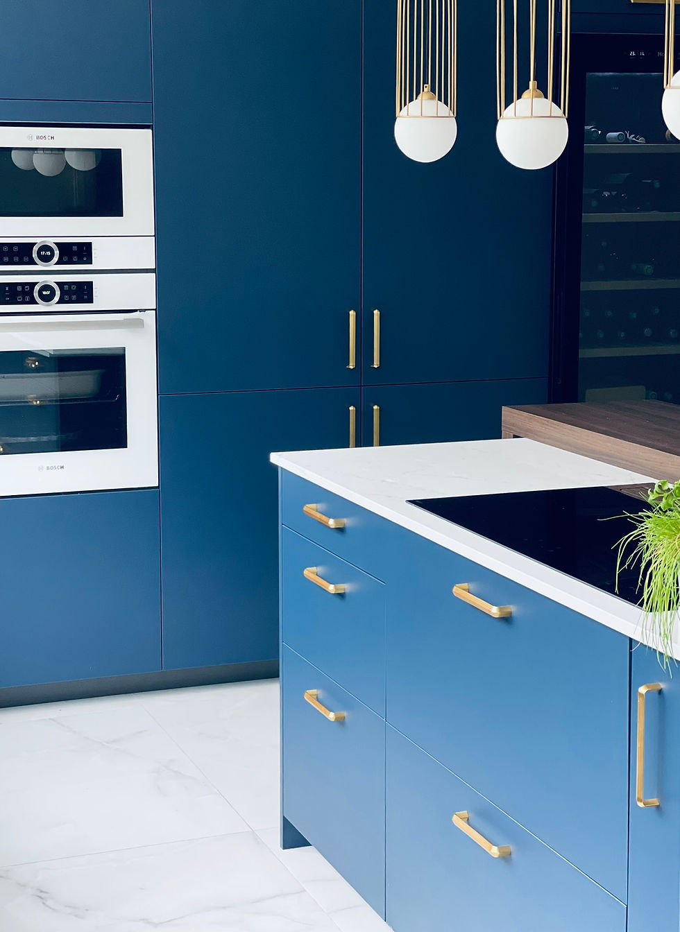 Installation d’une cuisine bleue Design à Villefranche-sur-Mer : le prestige Côte d’Azur à prix zen
