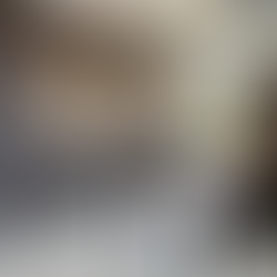 une cuisine coloris chocolat cacao en fenix avec son ilot central coloris bois