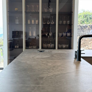 Un Cuisiniste de luxe à Saint Paul de Vence sans se ruiner pour Un Aménagement sans contrainte par KITCHENEO® 1er Courtier en Cuisine sur la Côte d’azur