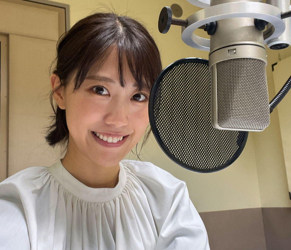 ナレーションしている様子の亀蔦なごみ