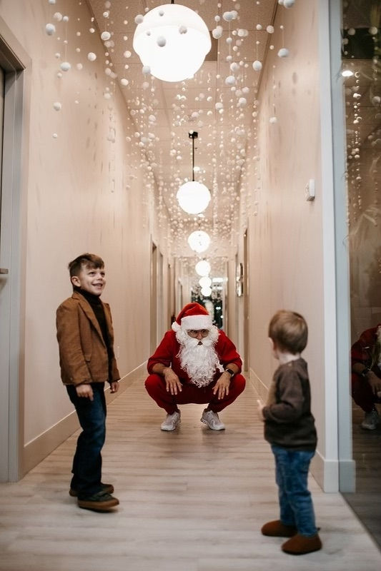 Very Honey Christmas - Santa Claus with children