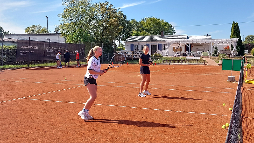 Volleys werden geübt!