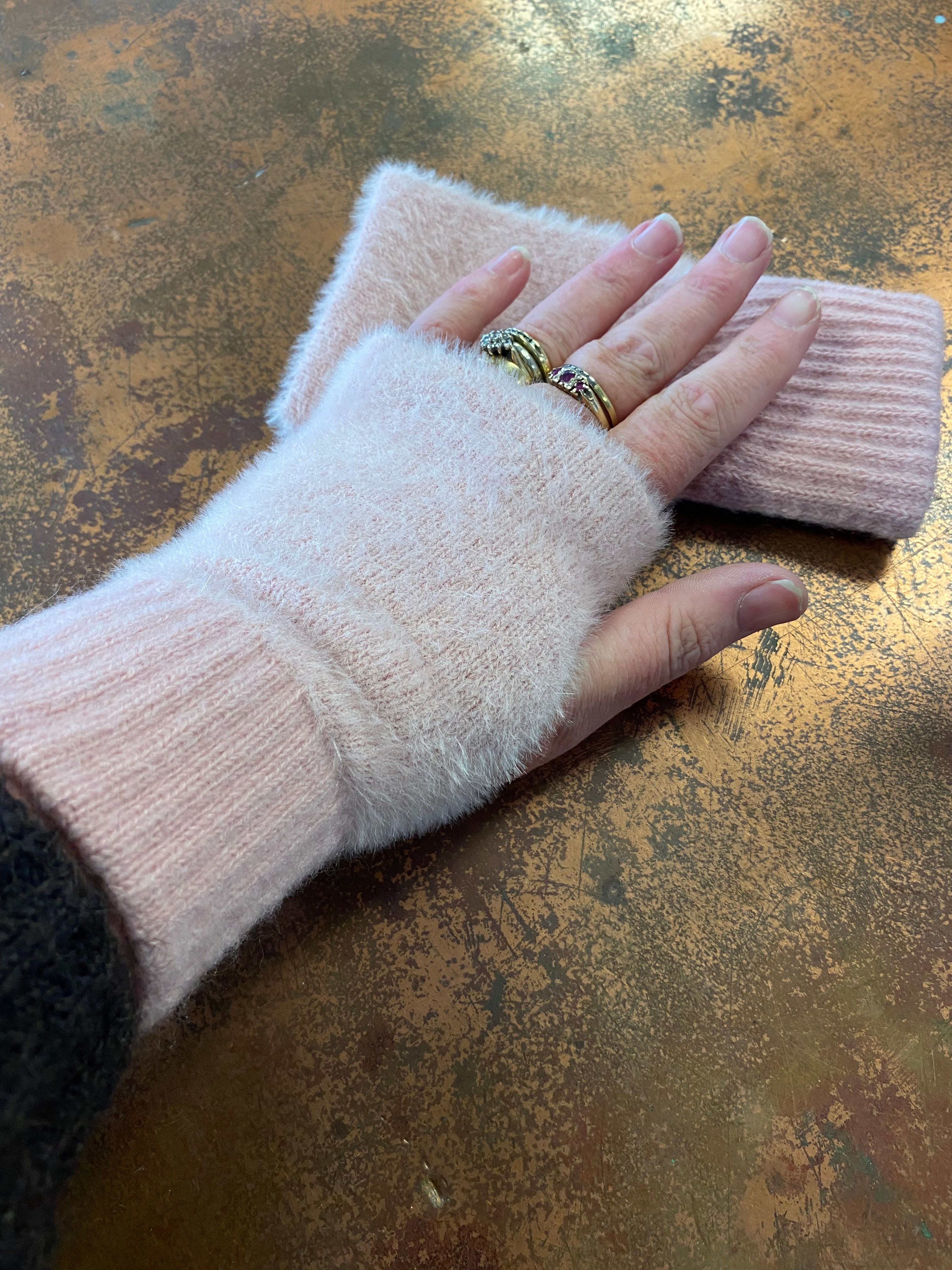 🌸 SOLD Pink Fluffy Fingerless Gloves
