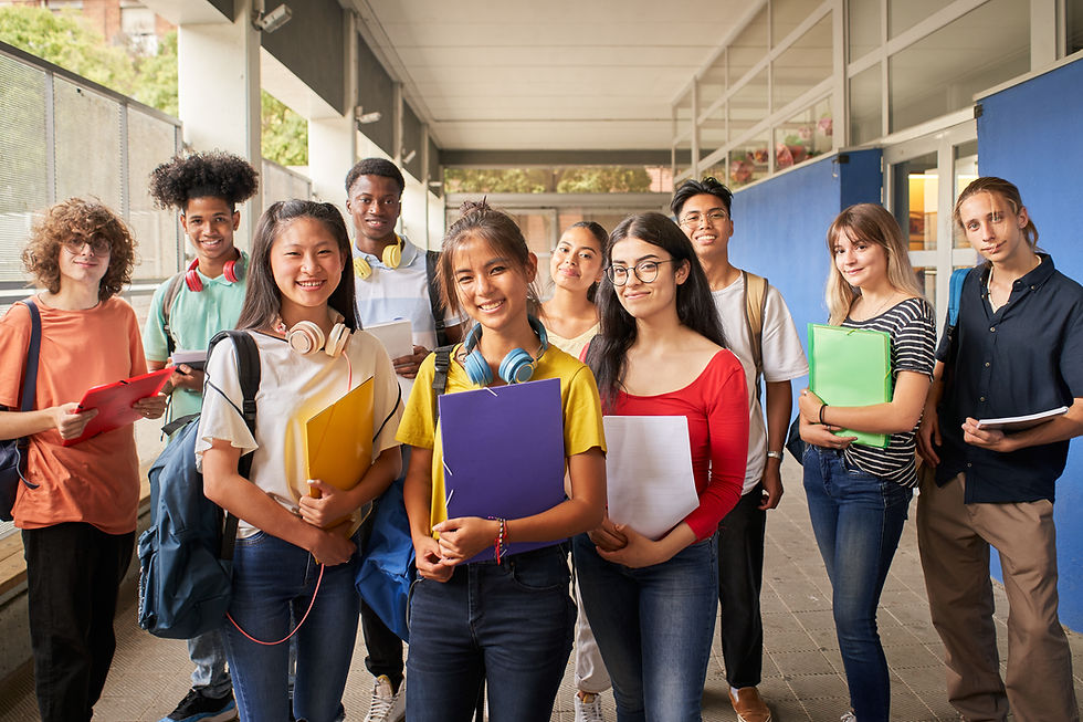 retrato-de-un-grupo-de-estudiantes-mirando-la-camara-jovenes-de-diferentes-etnias-posando-