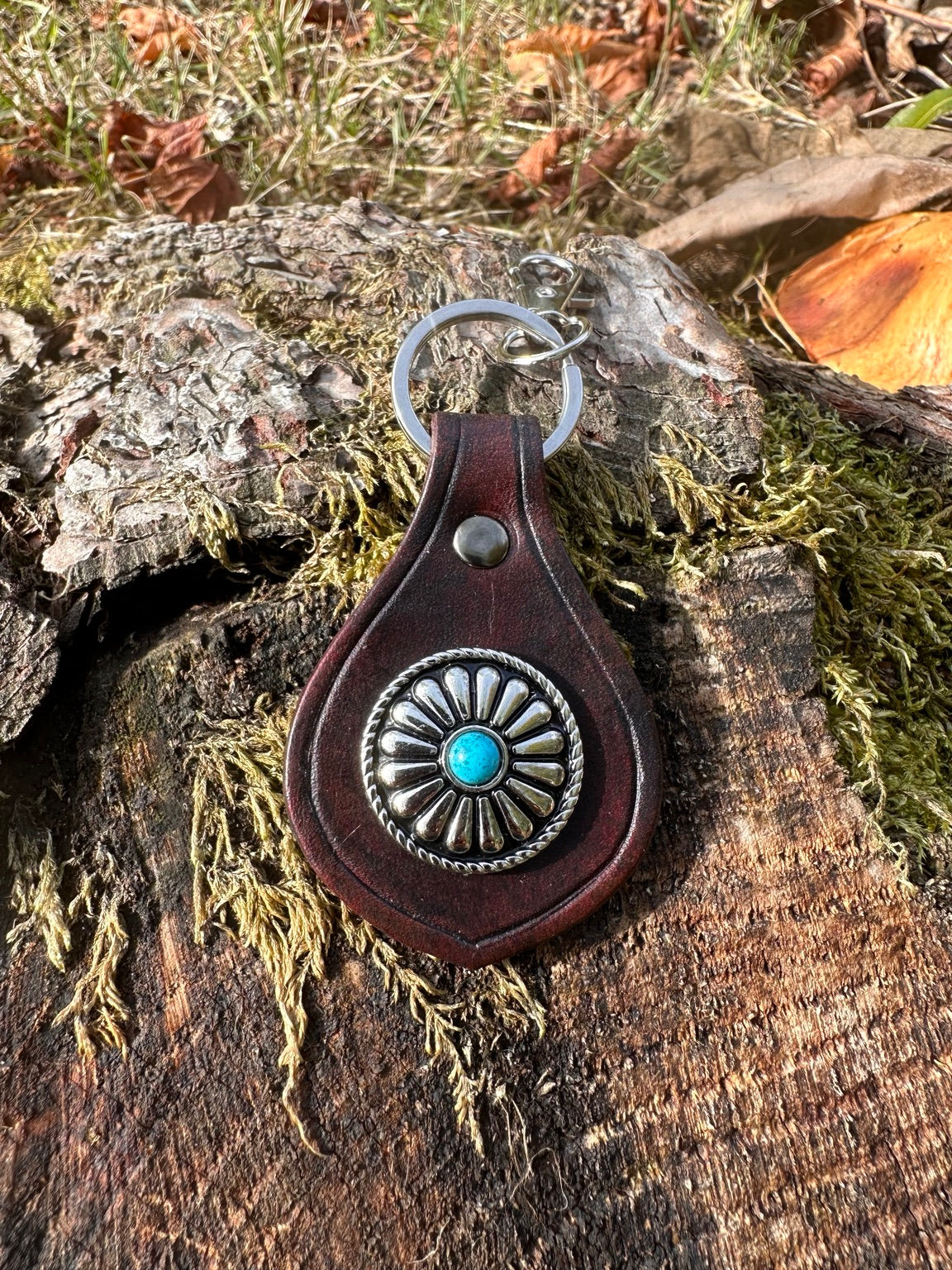 Porte-clés en cuir bordeaux - concho pierre turquoise