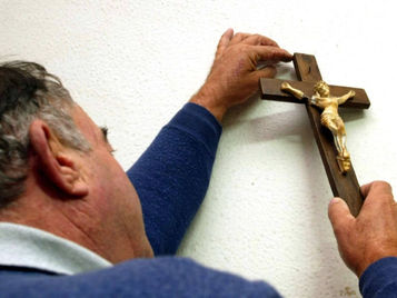 Mozione - Rimozione crocefisso dalla sala del commiato *RESPINTA*
