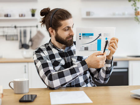 Homem empresario mostrando grafico de resultados